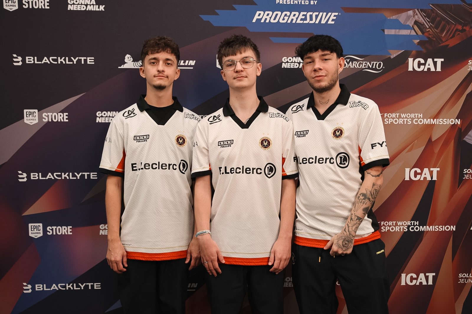 Les trois joueurs Rocket League de Team Vitality en maillot blanc E.Leclerc au Mondial de Fort Worth