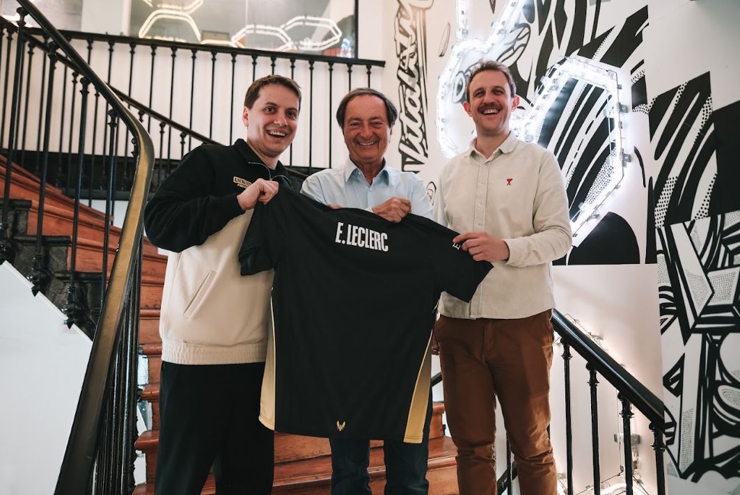 Les représentants du partenariat posent avec le maillot Team Vitality floqué E.Leclerc