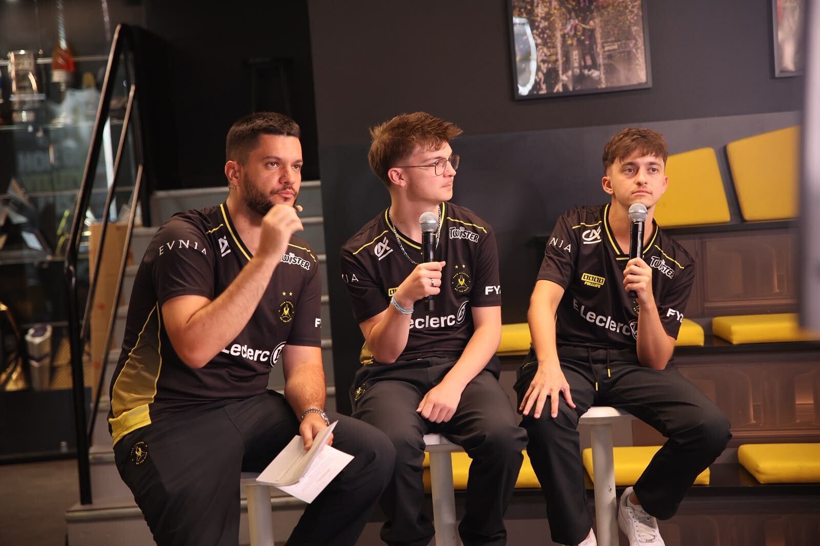 FuuRy et des joueurs Team Vitality micro en main