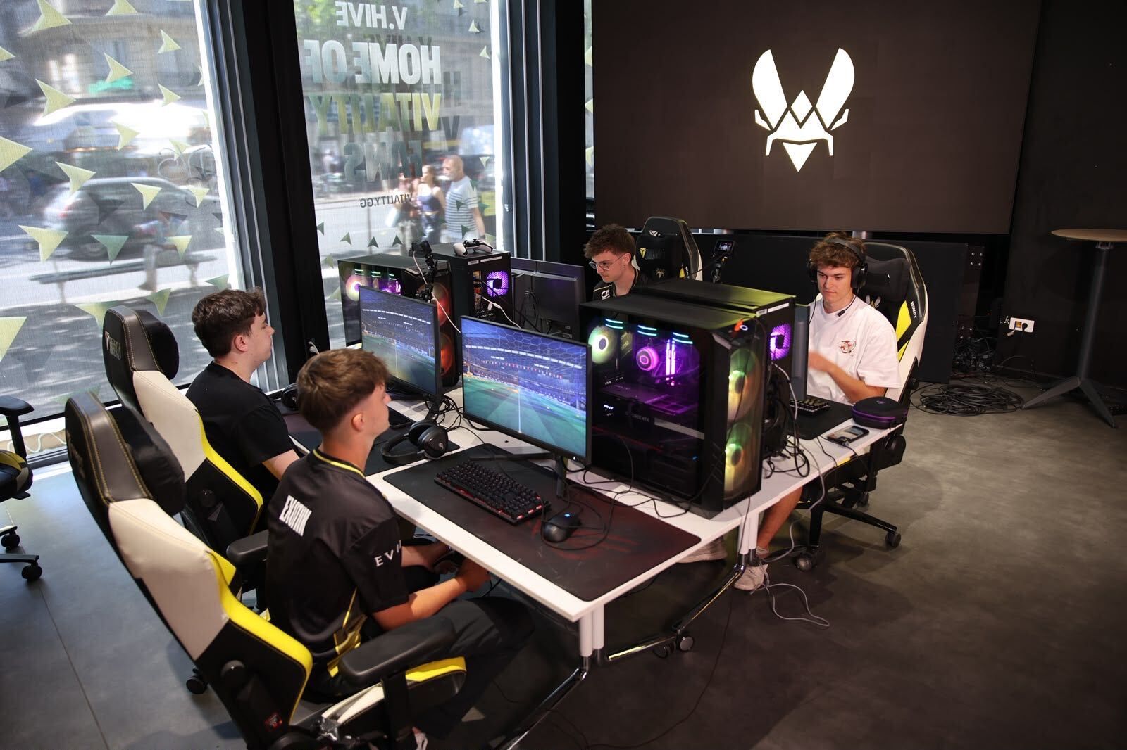 Le gagnant reçoit son chèque Objectif Worlds à V.Hive